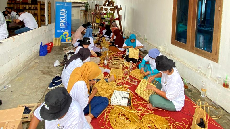 PNM Berikan Studi Banding Anyaman bagi Ketua Kelompok Unggulan Mekaar