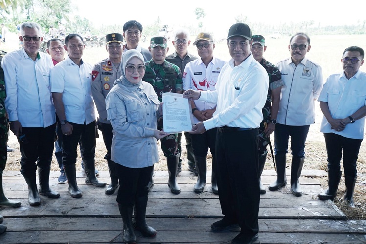 Mentan Amran Serahkan Total Alokasi Pupuk Subsidi Rp54 Triliun