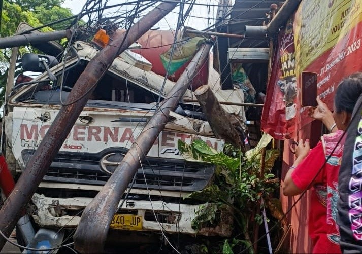Kecelakaan di Malang, Truk Molen Seruduk 3 Motor dan Rumah
