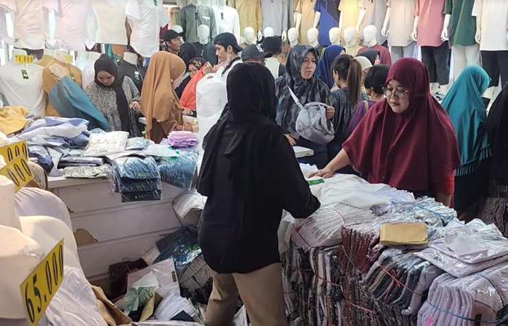 Manfaatkan Momen Jelang Lebaran, Pedagang Pasar Tanah Abang Beralih Jual Eceran