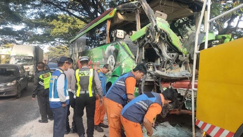 Kecelakaan Bus Tabrak Truk di Jalanan Menurun Pasuruan, Diduga Sopir Mengantuk