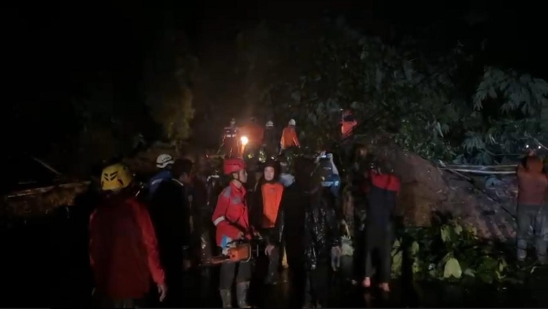 Longsor di Bojongkokosan Sukabumi Tutup Jalan Nasional Arah Bogor Jakarta 