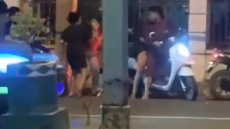 Viral Perkelahian Sengit 2 Perempuan di Tengah Jalan Pamekasan, Diduga Rebutan Cowok