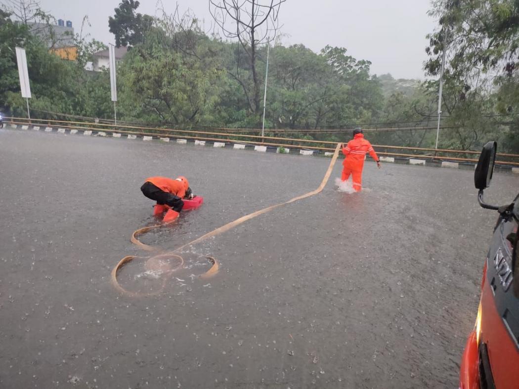 Jalan Raya Alternatif Sentul Bogor Tergenang Banjir