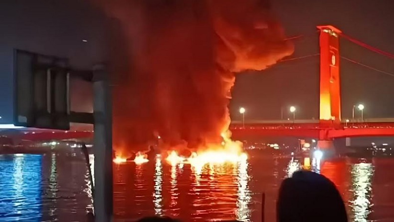 Kapal Jukung Meledak di Sungai Musi, Hanyut dan Terbakar di Bawah Jembatan Ampera