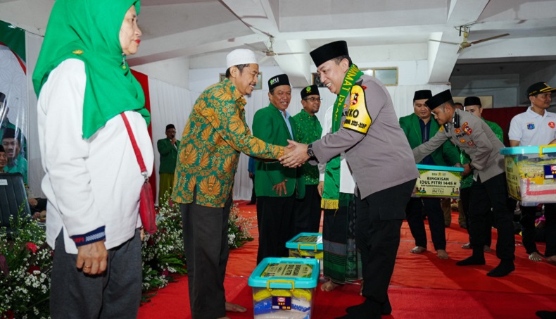 Kapolri Serahkan Paket Sembako ke Warga, Bicara Wujudkan Visi Indonesia Emas 2045