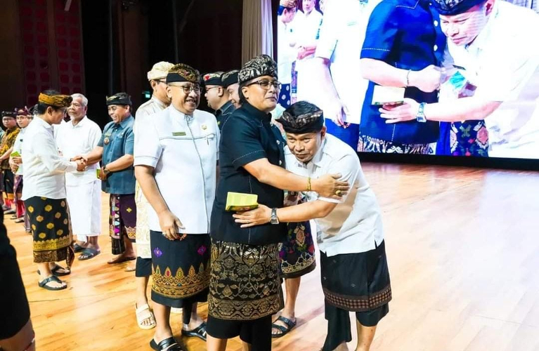 Bupati Badung Serahkan Hibah dan BKK Rp979 M untuk Masyarakat dan Pemerintah Desa