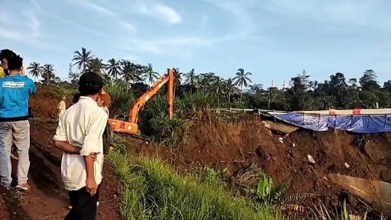 Longsor Susulan Masih Terjadi di Tol Bocimi, Arah Sukabumi ke Jakarta Ditutup