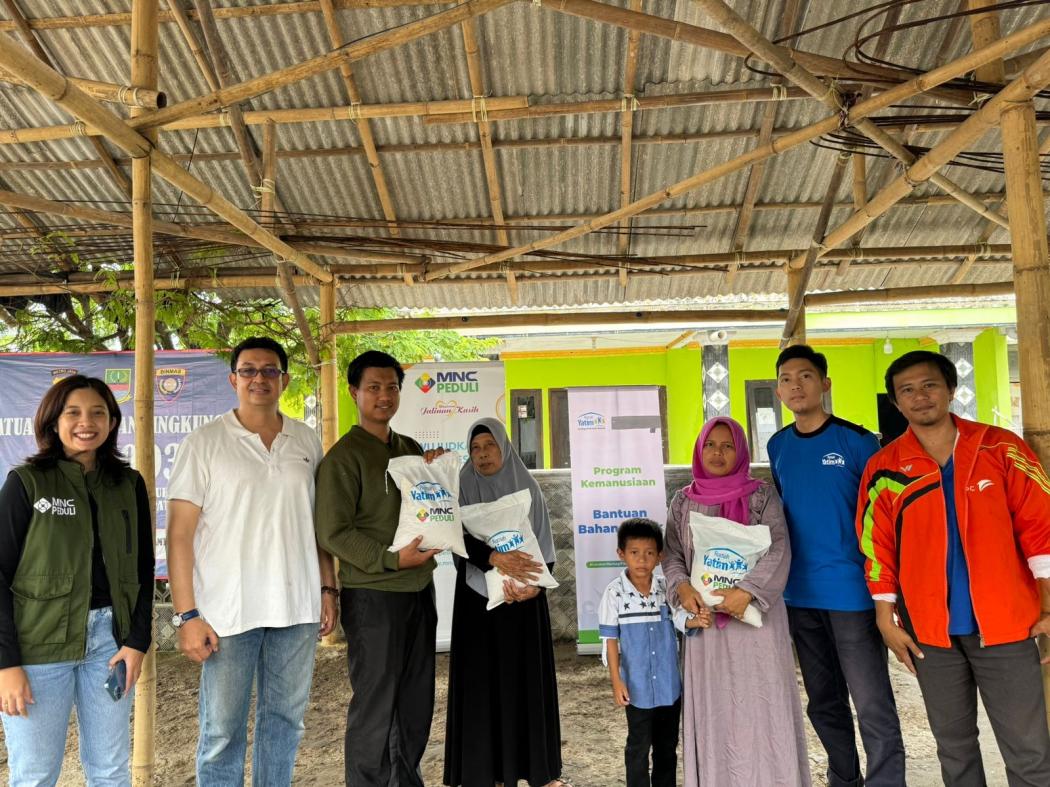 MNC Peduli dan Rumah Yatim Bagikan 100 Paket Beras untuk Yatim, Dhuafa dan Lansia di Kampung Nelayan