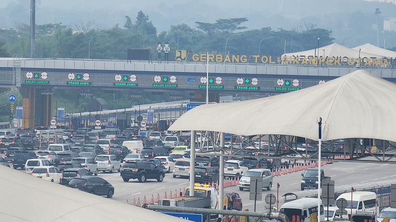 H-5 Lebaran, Antrean Kendaraan Padati Gerbang Tol Cikampek Utama