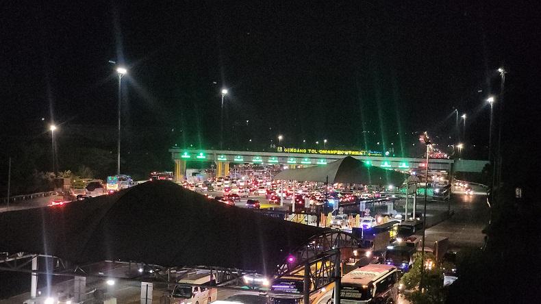 Gerbang Tol Cikampek Utama Dipadati Kendaraan saat Contraflow Arah Semarang