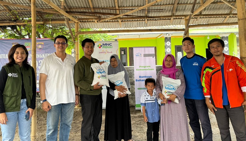 MNC Peduli dan Rumah Yatim Bagikan 100 Paket Beras di Kampung Nelayan Bekasi