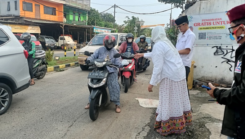 Terima Takjil Gratis dari RPA Perindo, Warga Depok: Sangat Membantu Sekali