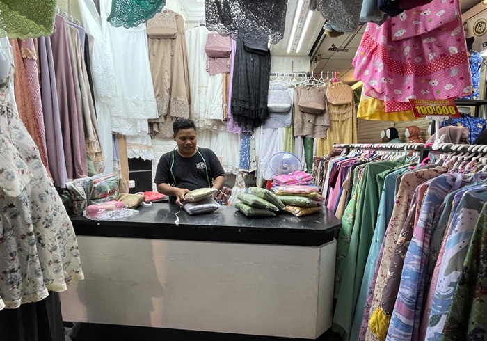 Pedagang Mukena di Pasar Tanah Abang Curhat Omzetnya Turun Dibanding Tahun Lalu