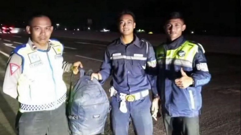 Polisi Patroli Gerak Cepat Bantu Tas Pemudik Jatuh di Tol Cisumdawu Sumedang