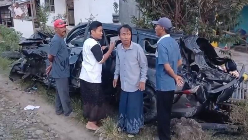 Korban Tewas Penumpang Daihatsu Terios Tertabrak Kereta di Brebes, Ibu dan Anak