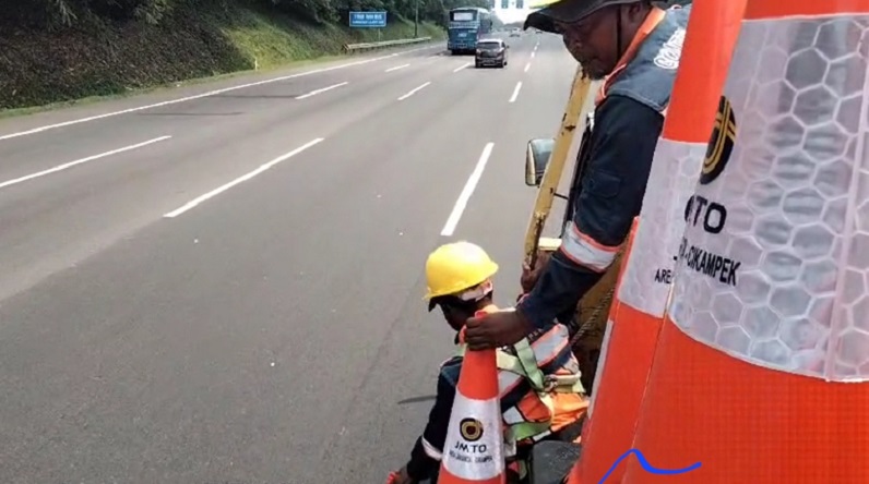 H+1 Lebaran, Contraflow Diterapkan di Km 55-65 Tol Japek Imbas Volume Kendaraan Tinggi