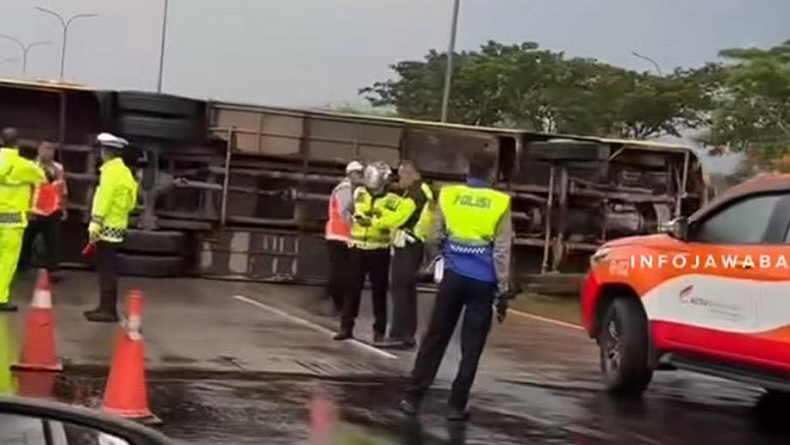 Kecelakaan Bus Terguling di Km 98 Tol Cipali, 14 Penumpang Luka Ringan