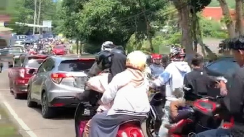 Libur Lebaran, Akses Menuju Lokasi Wisata Pantai Carita Macet Via Mandalawangi