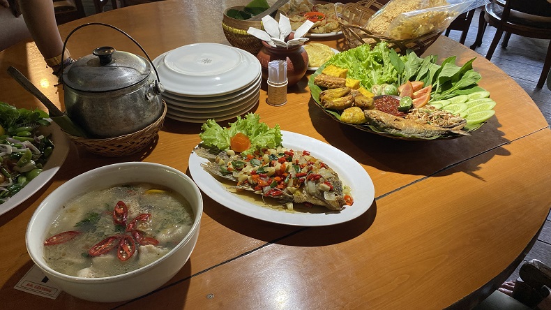 Menikmati Kuliner Khas Sunda di Rumah Makan Gentong, Resto Legendaris di Jalur Mudik Selatan
