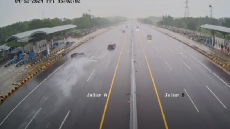 Detik-Detik Kecelakaan di Tol Cipali Terekam CCTV, Bayi 6 Bulan Diselamatkan Polisi