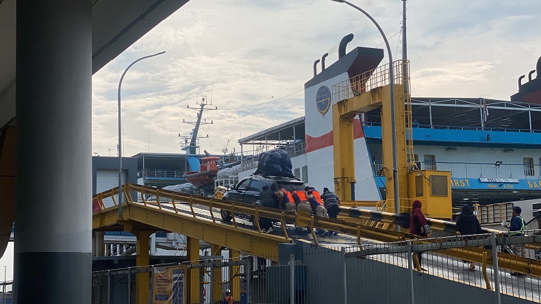 Tak Kuat Nanjak, Mobil Didorong Petugas Naik ke Kapal di Pelabuhan Bakauheni