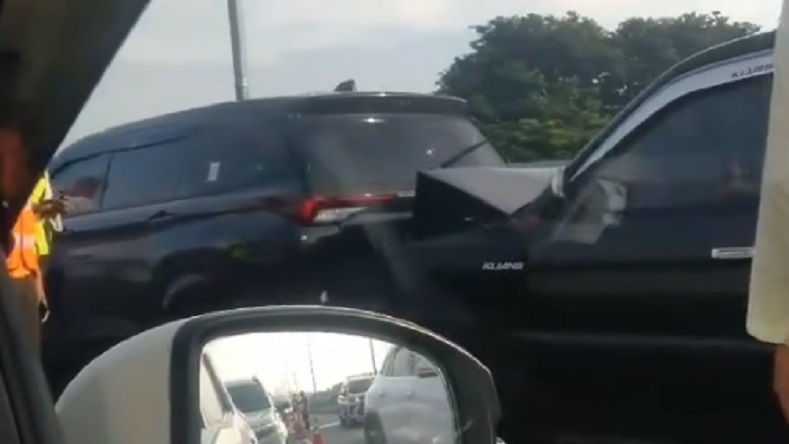 Kecelakaan Beruntun 6 Mobil di Tol Layang MBZ, Lalin Macet