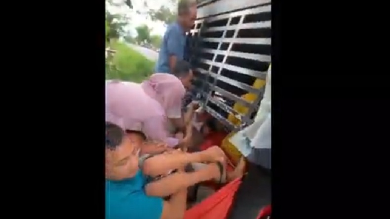 Kecelakaan Maut di Lampung, Mobil Pikap Angkut 12 Orang Terbalik