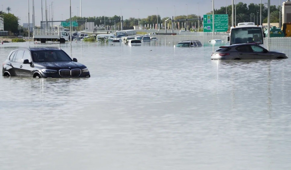 Ribuan Mobil Mewah Terendam Banjir, Orang Kaya di Dubai Hanya Bisa Pasrah