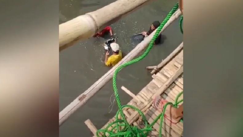 Hilang Keseimbangan, Pengendara Motor Tercemplung ke Sungai Ciracab