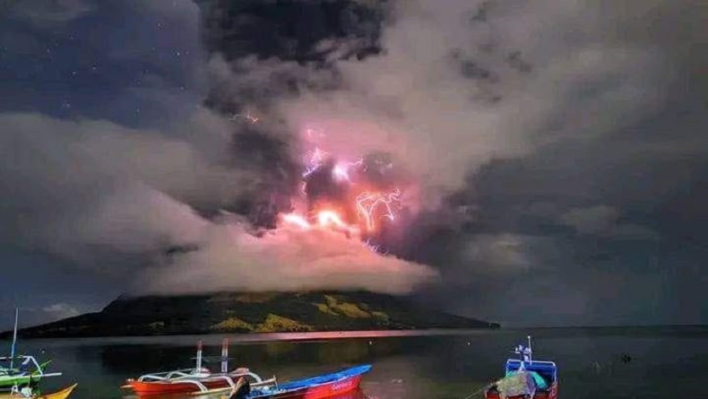 Kilat Petir Muncul saat Gunung Ruang Erupsi, Ini Penjelasan PVMBG