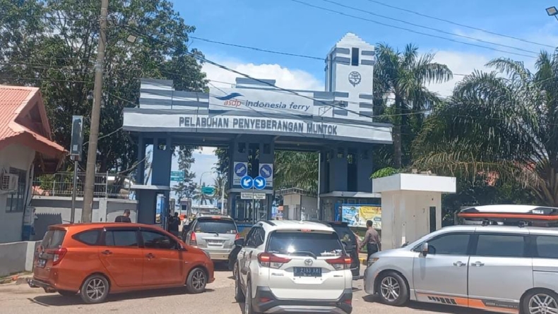 H+7 Lebaran, Antrean Kendaraan Masih Terjadi di Pelabuhan Tanjung Kalian Mentok