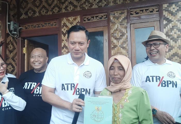 Kunjungan ke Cianjur, AHY Bagi-bagi Sertifikat Tanah ke Korban Gempa
