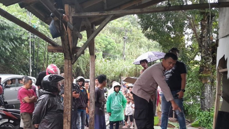 2 Warga Sukabumi Tewas Tersambar Petir, Main HP saat Berteduh di Tengah Hujan