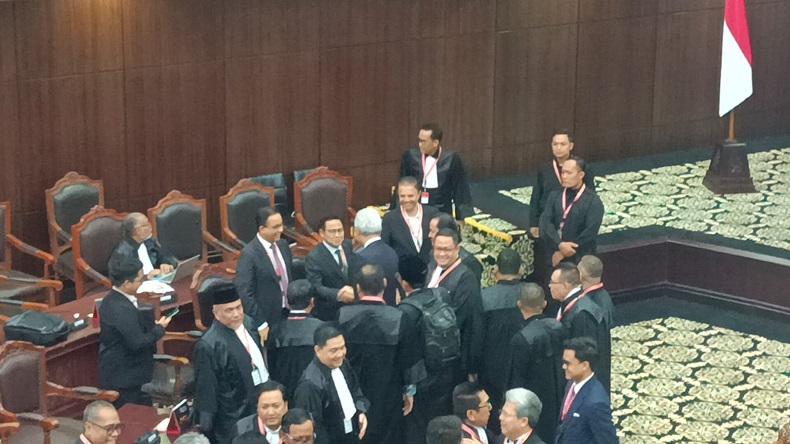 Momen Keakraban Anies-Muhaimin dan Ganjar-Mahfud usai Sidang Putusan MK