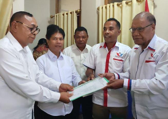 Pengusaha dan Pejabat Pemkab Sikka Ambil Formulir Pendaftaran Cabup-Cawabup di DPD Perindo