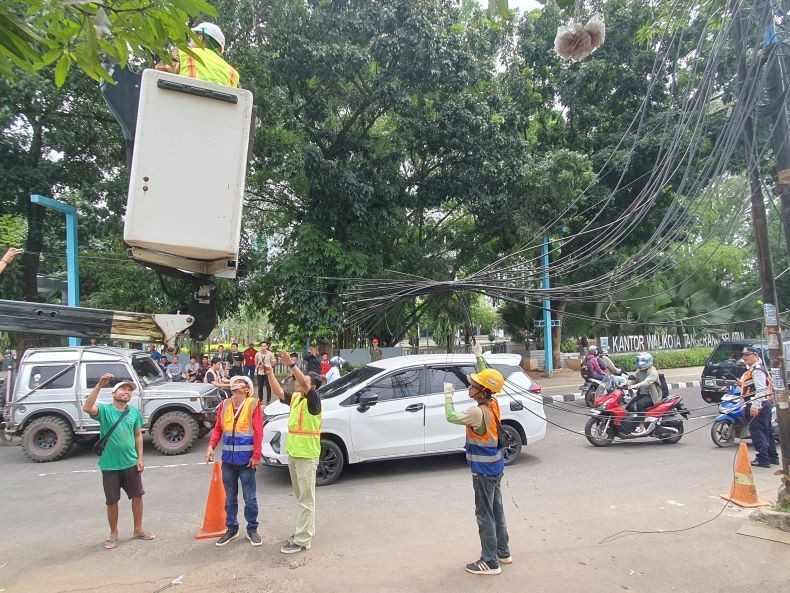 Pemkot Tangsel Razia Kabel Menjuntai di Lima Lokasi Ini
