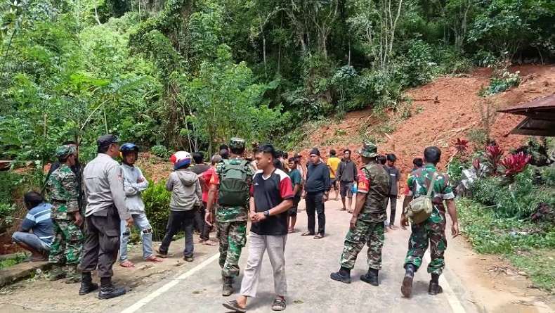 Longsor Terjang Jalan Poros Toraja Utara-Luwu, 8 Orang Tertimbun 2 Hilang