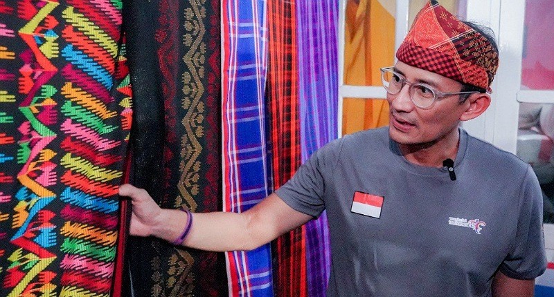 Kunjungi Kampung Tenun Rabadompu Bima, Sandiaga Uno Siap Fasilitasi Sertifikasi Halal Bahan Baku Tenun