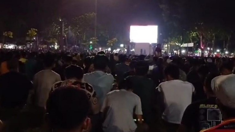 Euforia Ribuan Warga Nobar Indonesia Vs Uzbekistan di Alun-Alun Trunojoyo Sampang