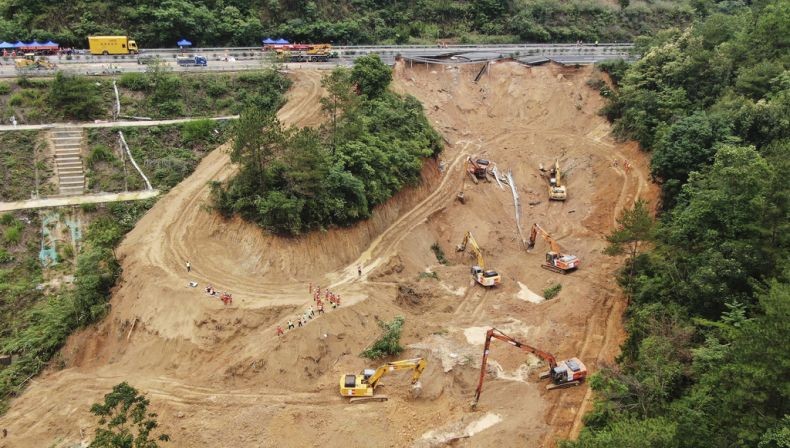 Korban Tewas Jalan Tol Ambles di China Jadi 48 Orang, Mobil-Mobil Tertimbun Longsor