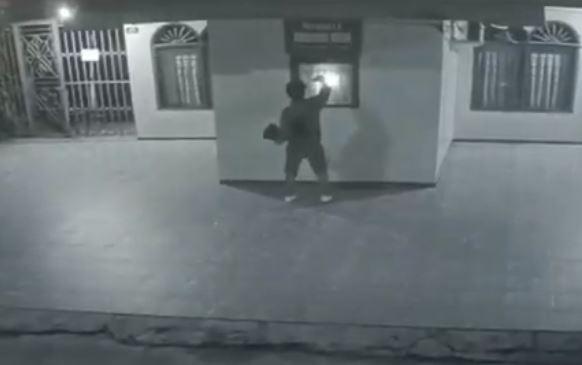 Terekam CCTV, Pemuda di Pekanbaru Nekat Bakar Musala