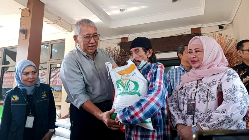 Bulog Kembali Salurkan Bansos Beras 10 Kg di Jakarta