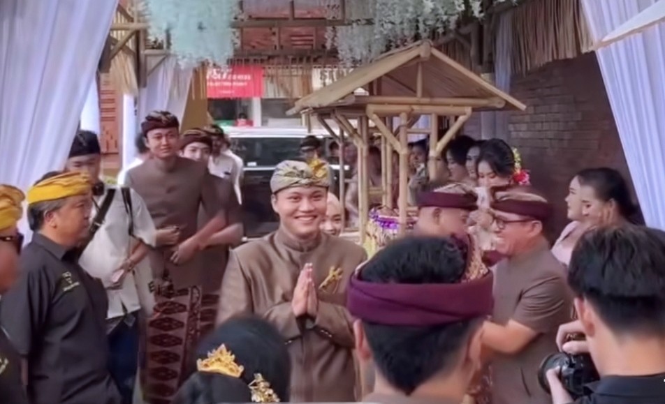 Rizky Febian Tebar Senyuman Tampil Gagah Pakai Baju Adat Bali di Hari Penikahannya