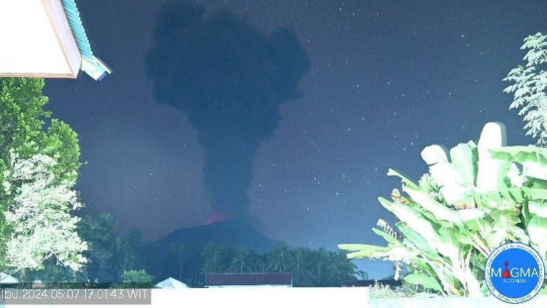 Erupsi Gunung Ibu di Halmahera Barat Malut, Tinggi Kolom Abu 2.000 Meter di Atas Puncak
