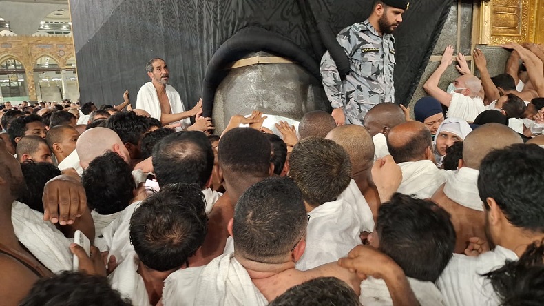 Menyaksikan Lebih Dekat Perjuangan Jemaah Mencium Hajar Aswad