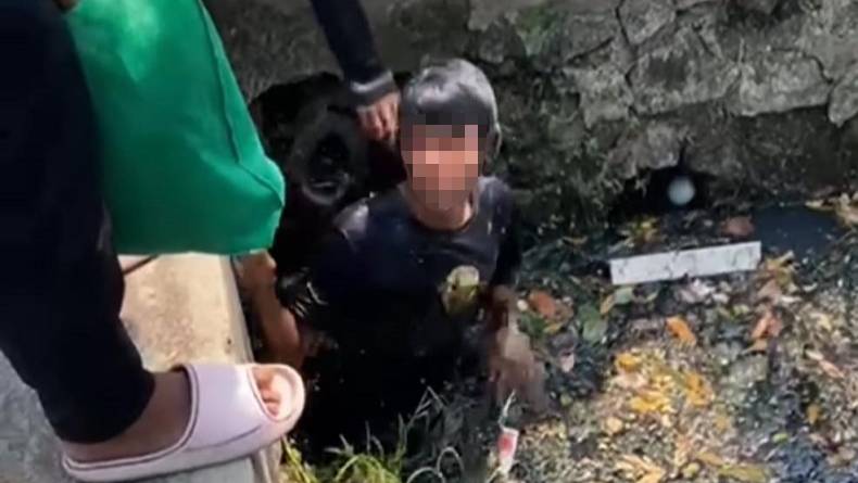 Tepergok Sembunyi di Comberan, Terduga Maling Motor Jadi Bulan-bulanan Warga Pluit