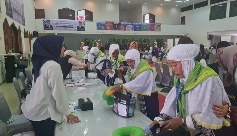 Jemaah Calon Haji Tiba di Asrama Haji Jakarta, Transit Sebelum Terbang ke Tanah Suci