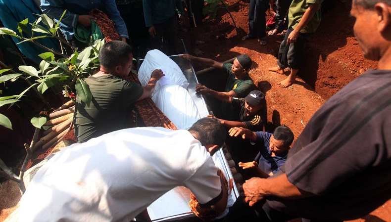 6 Jenazah Korban Kecelakaan Bus SMK Lingga Kencana Dimakamkan di Depok, Isak Tangis Pecah