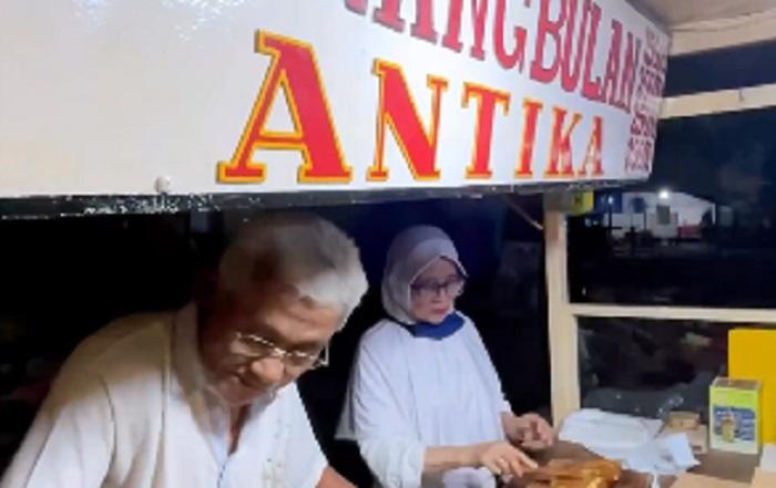 Kisah Pasutri Lansia Jualan Martabak Terang Bulan Sejak 50 Tahun Lalu, Dulu Harganya 25 Perak